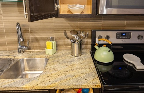 Downtown Dallas Apartamento | Family-friendly Dallas getaway with rooftop pool, free parking & Texas flair.