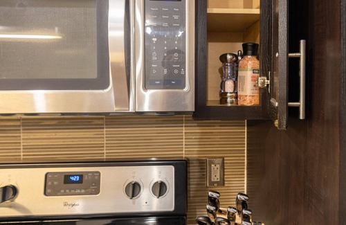 Downtown Dallas Apartamento | Family-friendly Dallas getaway with rooftop pool, free parking & Texas flair.