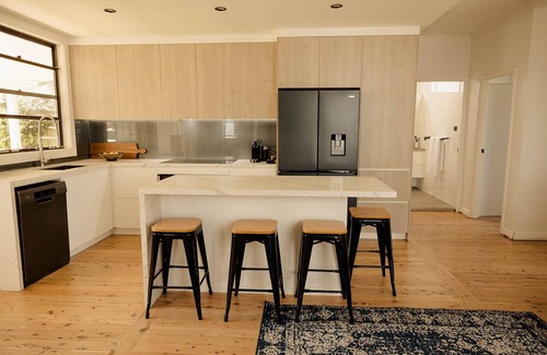 Tighes Hill Casa | Family-Friendly Escape | Walk to Cafés & Creek