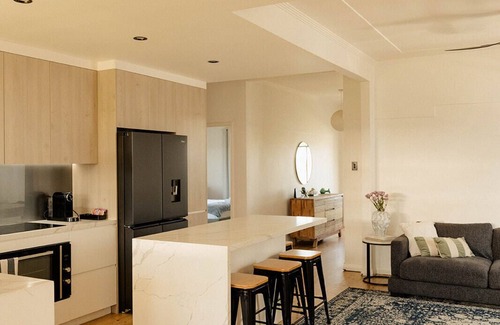 Tighes Hill Casa | Family-Friendly Escape | Walk to Cafés & Creek