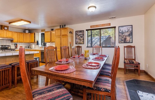 Glencoe Cabina | Family-Friendly Forest Cabin-Sleeps 20-3 Levels of Fun w/ Arcade & Pool Table