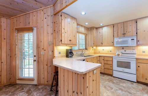 Deer Park Casa | Family-Friendly Fun at Oregon Loop Getaway– Sleeps 9 + Hot Tub + Bikes + Pet-Fr