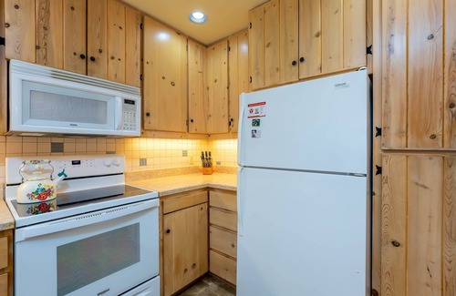 Deer Park Casa | Family-Friendly Fun at Oregon Loop Getaway– Sleeps 9 + Hot Tub + Bikes + Pet-Fr