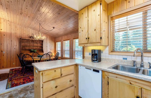 Deer Park Casa | Family-Friendly Fun at Oregon Loop Getaway– Sleeps 9 + Hot Tub + Bikes + Pet-Fr