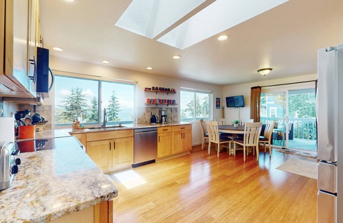 Coupeville Casa | Family-friendly getaway with deck, gas grill, W/D and wood stove