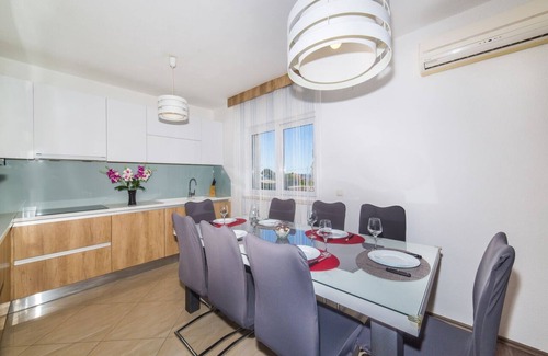 Rudine Casa | Family-Friendly Holiday Home with Private Pool, Playground, and BBQ - Three Bedroom Holiday Home