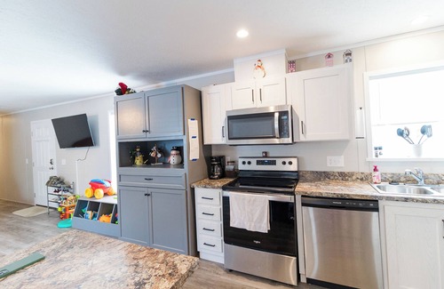 Stoutsville Casa | Family Friendly Home & Shop for Lake Activities & Outdoor Fun