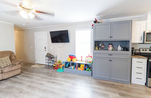 Stoutsville Casa | Family Friendly Home & Shop for Lake Activities & Outdoor Fun