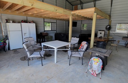 Stoutsville Casa | Family Friendly Home & Shop for Lake Activities & Outdoor Fun