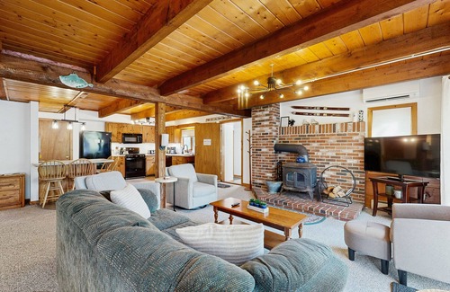 Intervale Casa | Family-Friendly Home close to local attractions: AC & Shared Pool/Tennis Courts