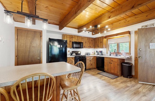 Intervale Casa | Family-Friendly Home close to local attractions: AC & Shared Pool/Tennis Courts