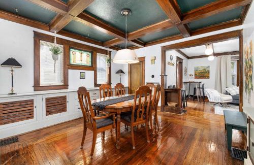 Fort Wayne Casa | Family Friendly Home - Fenced yard - Parking