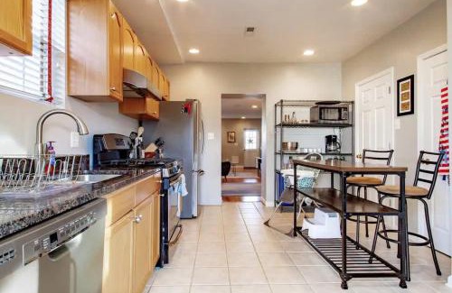 Hill East Casa | Family-friendly Home for travelers Near subway