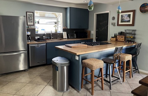 Goleta Casa | Family Friendly Home - Large Backyard, Close to Beach, Restaurants, Shops, etc.