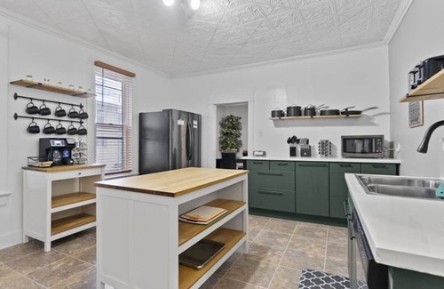 Fort Wayne Casa | Family Friendly Home for 8