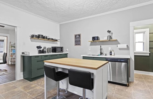 Fort Wayne Casa | Family Friendly Home for 8