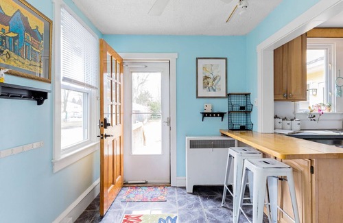 Wilmington Casa | Family friendly home with fire pit, large yard, and parking