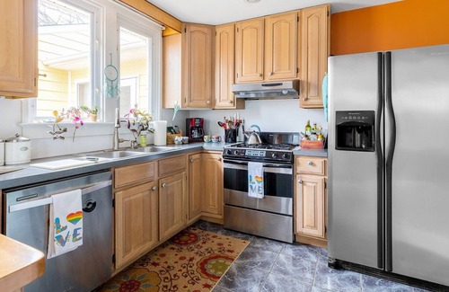 Wilmington Casa | Family friendly home with fire pit, large yard, and parking