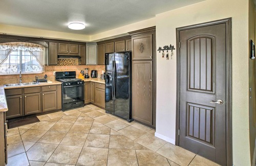 Fontana Casa | Family-Friendly Home w/ Basketball Court!