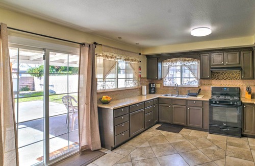 Fontana Casa | Family-Friendly Home w/ Basketball Court!