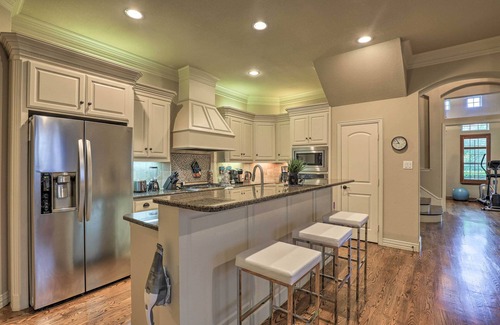 Las Colinas Casa | Family-Friendly Home w/ Yard in Irving!