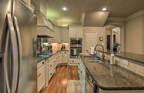 Las Colinas Casa | Family-Friendly Home w/ Yard in Irving!