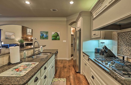 Las Colinas Casa | Family-Friendly Home w/ Yard in Irving!