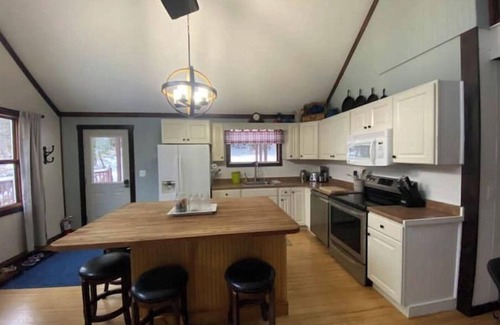 Morrisville Cabaña | Family-friendly, hot tub, full kitchen, 4 bedroom, deck, yard, dogs allowed.