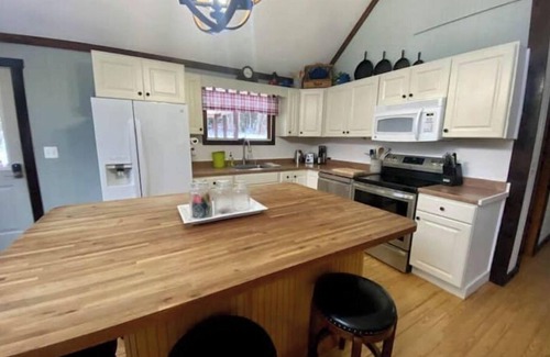 Morrisville Cabaña | Family-friendly, hot tub, full kitchen, 4 bedroom, deck, yard, dogs allowed.