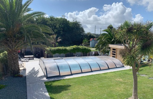 Plouescat Casa | "Family-Friendly House with Heated Pool & Private Garden – Close to the Beach"