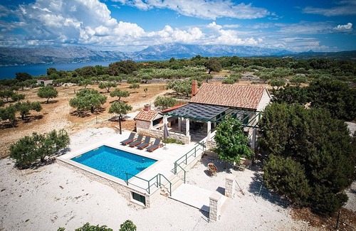 Praznica Casa | Casa familiar con piscina Pucisca, Brac (K-21499)