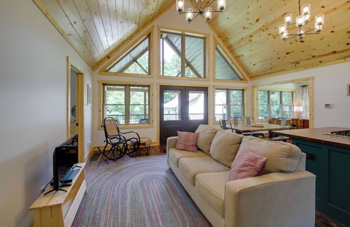 Koleen Cabina | Family-Friendly Indiana Cabin w/ Hot Tub & Decks