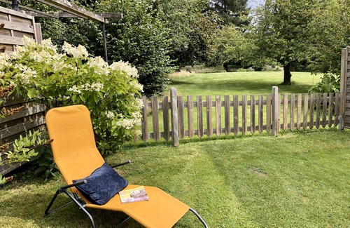 Grundhof Apartamento | Family-friendly Krischan vacation apartment with quiet, fenced garden.