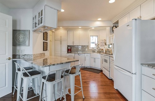 North Webster Casa | Family-Friendly Lakefront - 4BR/4BA + Game Room, Paddleboard, Kayak & Canoe