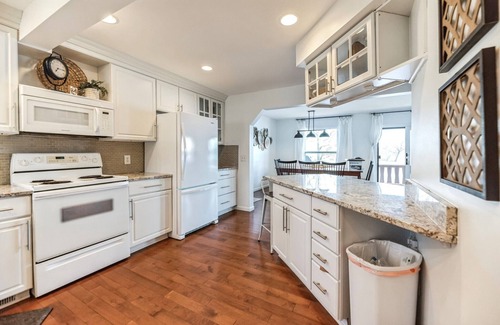 North Webster Casa | Family-Friendly Lakefront - 4BR/4BA + Game Room, Paddleboard, Kayak & Canoe