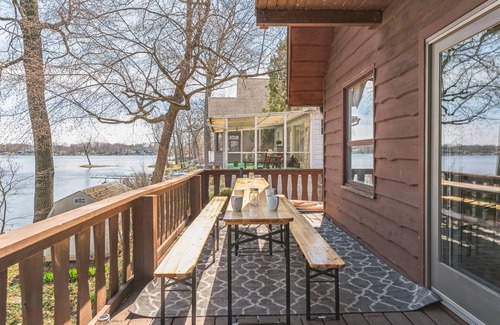North Webster Casa | Family-Friendly Lakefront - 4BR/4BA + Game Room, Paddleboard, Kayak & Canoe