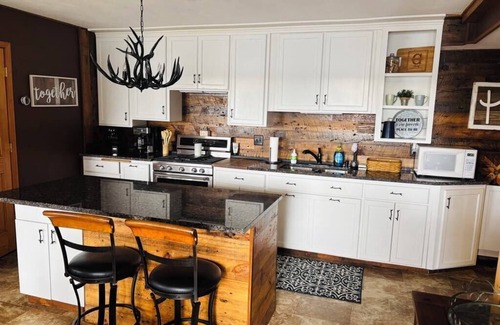 Deerbrook Cabina | Family friendly lakeside retreat on Greater Bass Lake