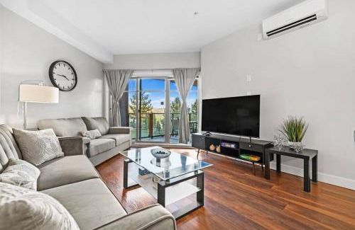 Central Okanagan Apartamento | Family-friendly lake view Luxury condo with AC, pool, Hot tub, near winery and shopping center