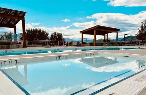 Central Okanagan Apartamento | Family-friendly lake view Luxury condo with AC, pool, Hot tub, near winery and shopping center