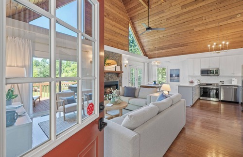 Eatonton Casa | Family Friendly Lake Sinclair Getaway - kayaks and fire pit