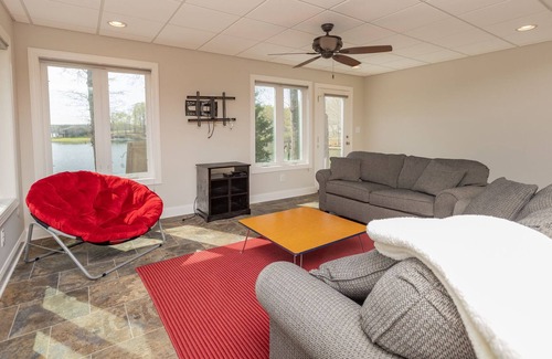 Moratuck Manor Casa | Family Friendly Lakefront Home