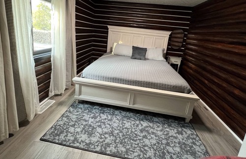 Wasilla Chalet De Esquí | Family friendly lakefront chalet with hot tub and master suite