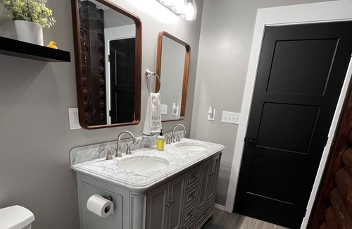 Wasilla Chalet De Esquí | Family friendly lakefront chalet with hot tub and master suite