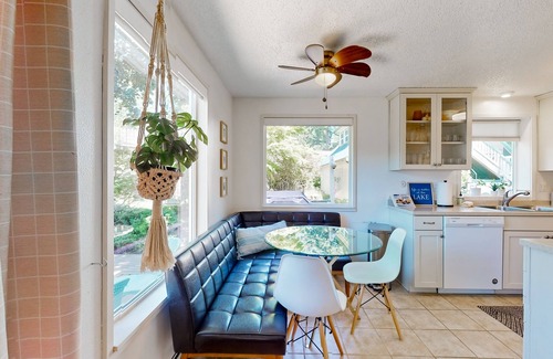 East Olympia Casa | Family-friendly lakefront escape with outdoor dining, gas grill, kayaks and W/D