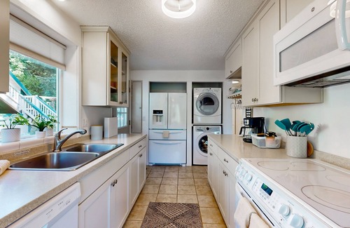 East Olympia Casa | Family-friendly lakefront escape with outdoor dining, gas grill, kayaks and W/D