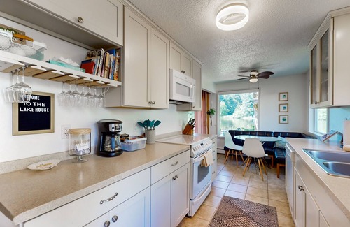 East Olympia Casa | Family-friendly lakefront escape with outdoor dining, gas grill, kayaks and W/D