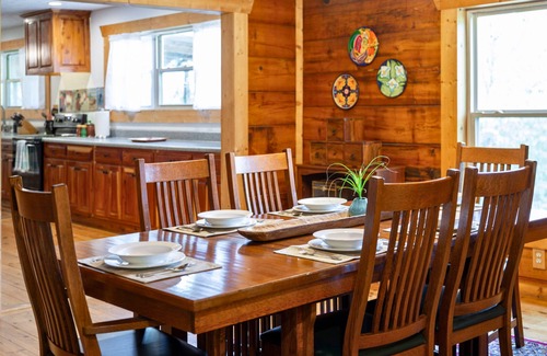 Flintstone Cabina | Family-Friendly Lodge: Rustic Charm, Near Chattanooga!