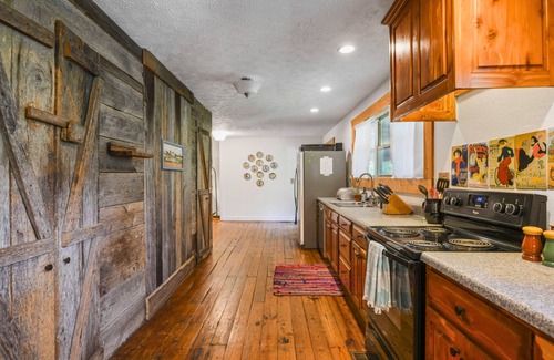 Flintstone Cabina | Family-Friendly Lodge: Rustic Charm, Near Chattanooga!