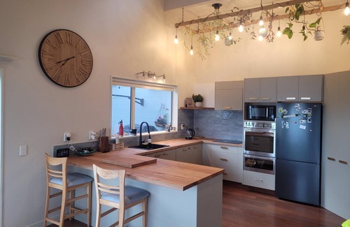 Lyttelton Casa | Family friendly Lyttelton harbour view house