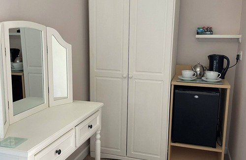 Aylmerton Apartamento | Family friendly Muscovy Suite for 4 with kitchenette. Pet friendly. Outdoor pool
